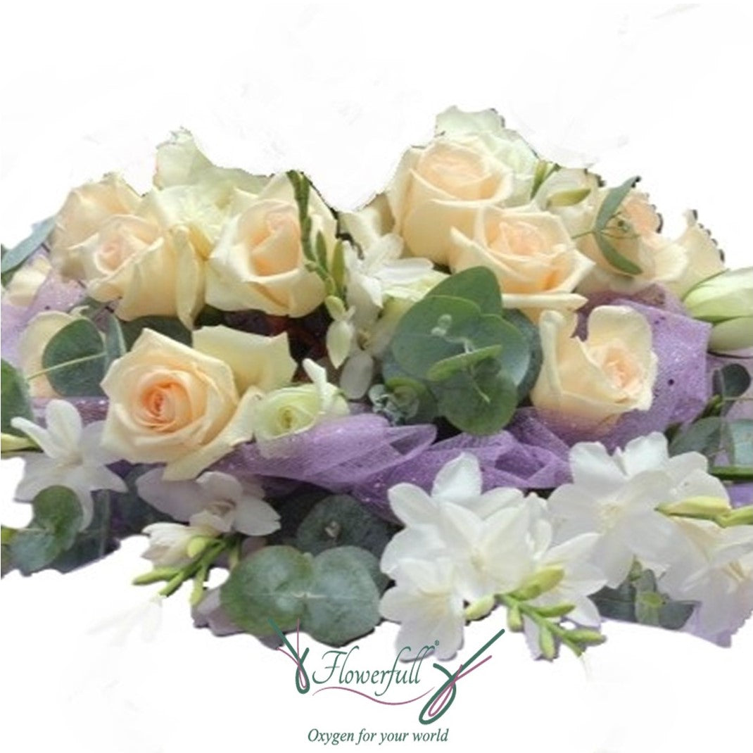 Zarte Rosen und Sukkulenten | Blumenarrangement