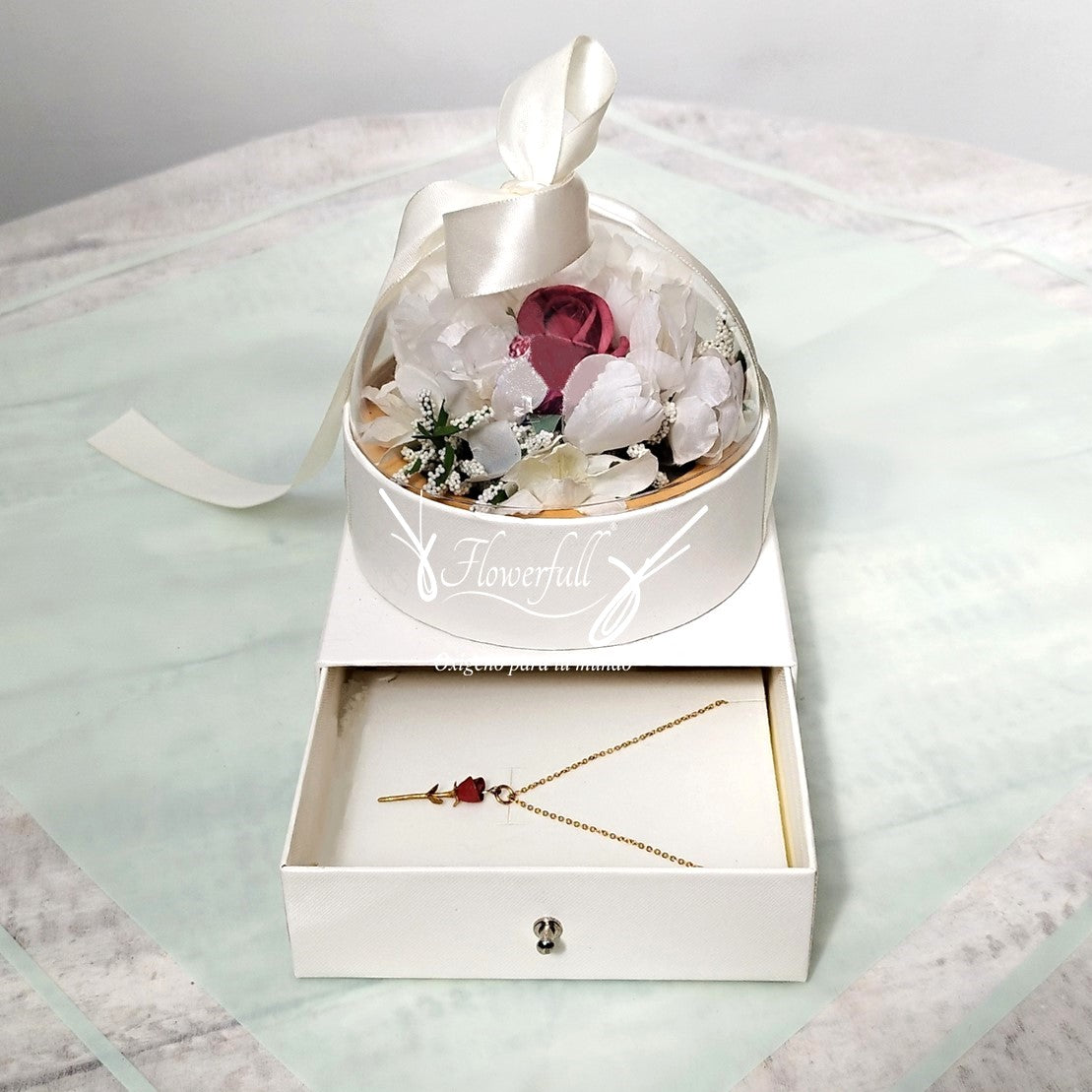 Rosa Roja | Arreglo floral y collar