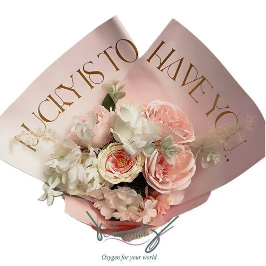 Blumenstrauß aus Pfingstrosen und Rosen