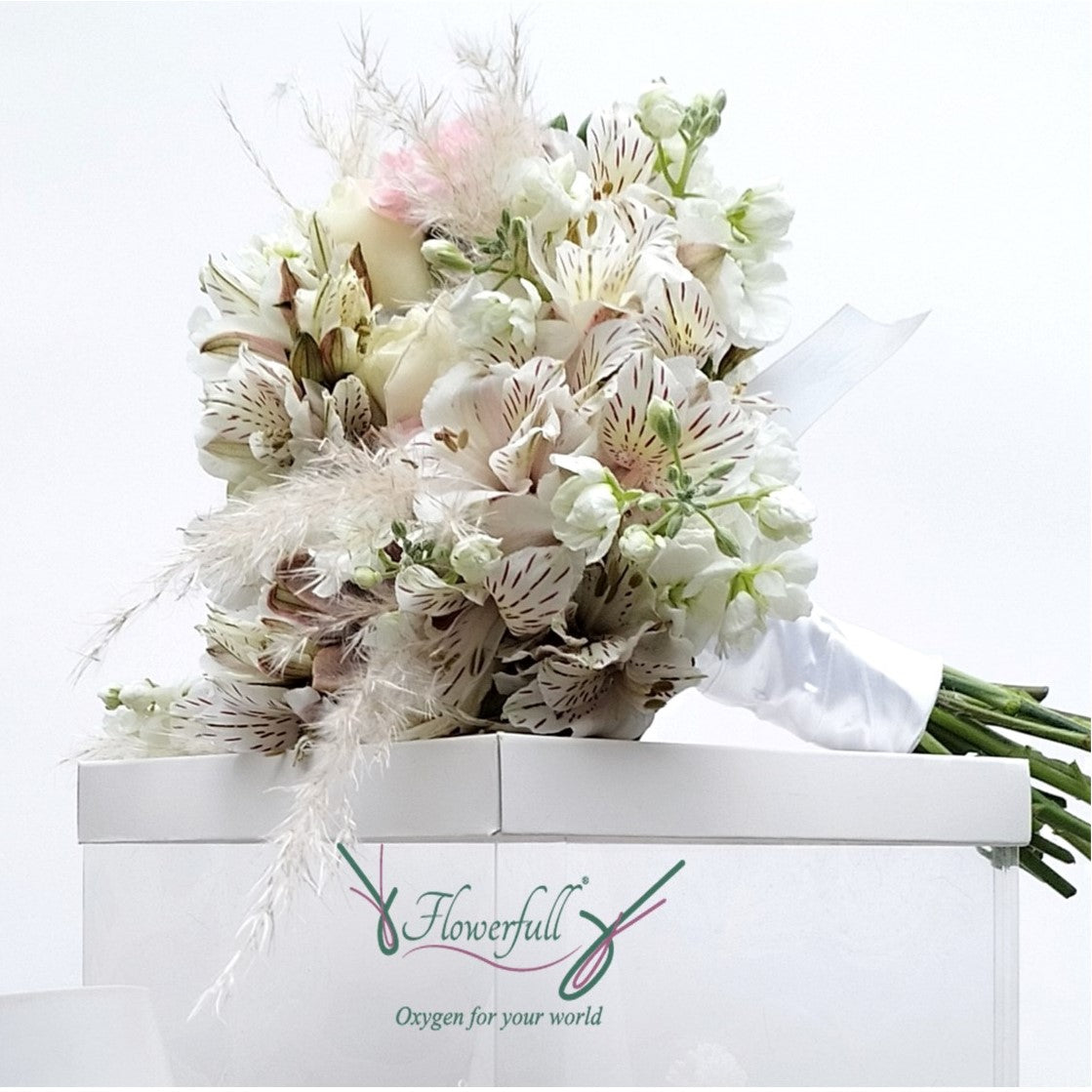 Bouquet of roses and pampas grass