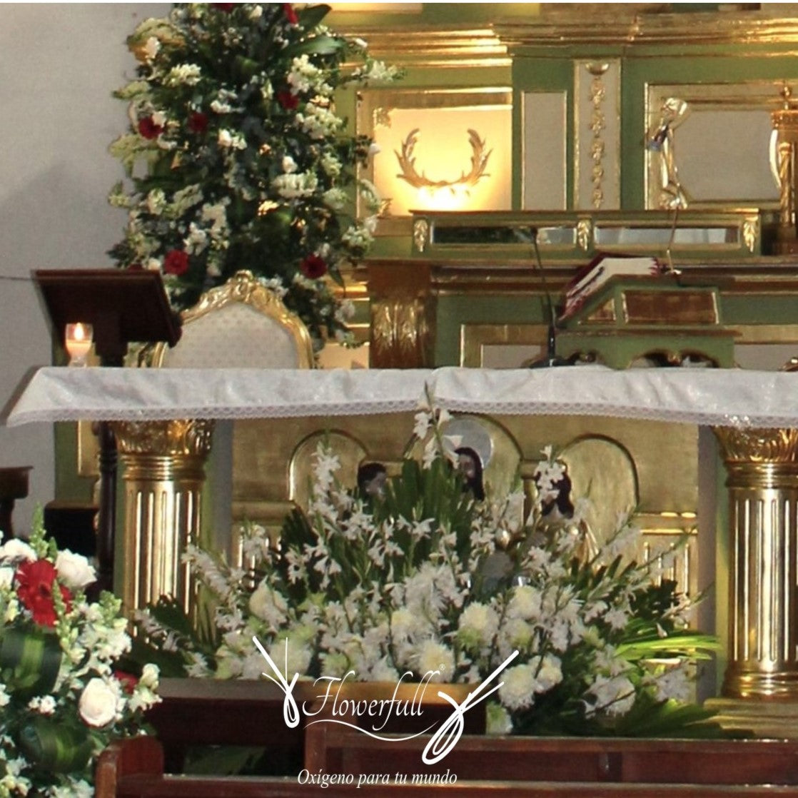 Niedrige Dekoration vor dem Altar der Kirche